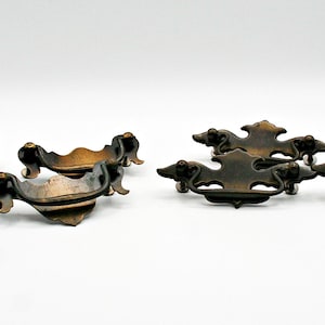 Set vintage di 8 maniglie in ottone stile Chippendale Colonial a forma di ala di pipistrello, diametro interno 3 pollici, pomelli per cassetti in ottone bronzato anticato