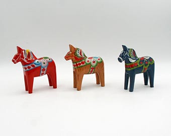 Vintage Nils Olsson Dala Horse Set of 3, Swedish Folk Art Wooden Figurines, Hand Painted Scandinavian Decor, Retro Shelf Decor