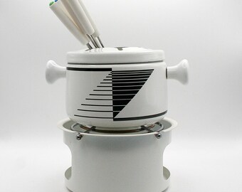 Olla de fondue esmaltada clásica vintage de los años 80 con base de metal y mango de madera y 6 tenedores, diseño en blanco y negro, cena retro moderna para fiestas.