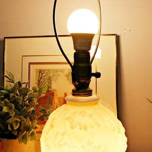 Lampe de table vintage Aladdin en verre alacite des années 1940 | Décor de feuilles de chêne | Style cottagecore rétro | Pied lumineux à 3 intensités