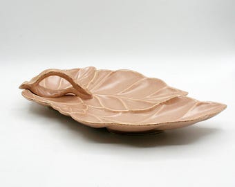 Piatto vintage in ceramica californiana con decorazioni a foglia, piatto da portata in stile metà secolo con dettagli rosa cipria e oro, decorazione retrò in stile cottagecore.