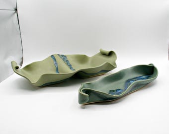 Juego de 2 platos de cerámica Hilborn Studio Pottery, esmalte con efecto goteo en tonos verde azulado y salvia, cerámica artística canadiense firmada, decoración moderna de mediados de siglo.
