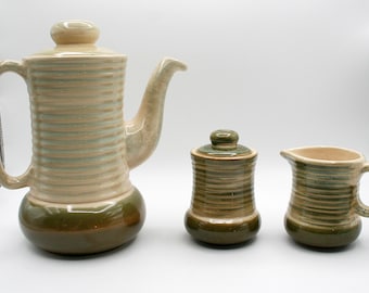Vintage Cera Belle Teekanne Set, Mid Century Keramik Kaffeekanne mit Milchkännchen und Zuckerdose, Grünes und Beiges Cottagecore Küchendekor