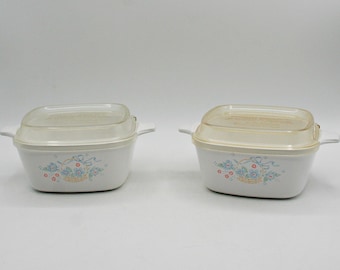 Juego de 2 cazuelas vintage Corning Ware Country Cornflower con tapa, P-43-B, cuencos pequeños para hornear de 700 ml, vajilla de cocina Blue Basket de los años 80.