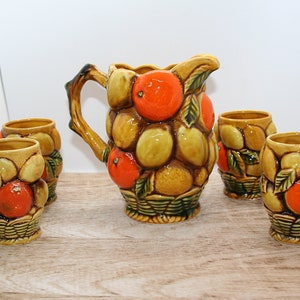 Mid Century Vintage Orange Spice Modell Japan Saftkrug und 4 Saftgläser Inarco, Retro-Kitsch-Küchendekor. Grillen Spaßkrug gesetzt