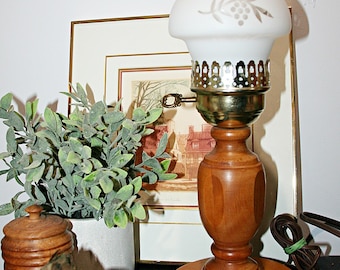 Vintage tafellamp uit de jaren 70 van gedraaid hout met een kap van matglas, retro accentlamp in de stijl van Mid-Century Modern, decoratie in Mid-Century Modern stijl.