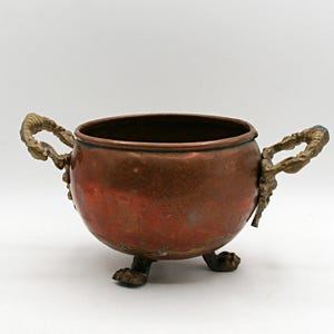 Maceta vintage de cobre con forma de caldero y asas de cabeza de león de latón, maceta de cobre de 3 patas, maceta rústica bohemia para plantas de interior, decoración vintage de metal.