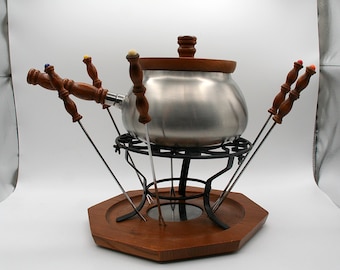 Juego de fondue vintage de acero inoxidable de los años 70 - Japón imperial moderno de mediados de siglo - Decoración de cocina MCM con base de madera y 6 tenedores - Regalo retro para fiestas