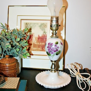 Lámpara de mesa vintage de cristal opalino con pensamientos morados pintados a mano, iluminación de tocador de mediados de siglo, lámpara de cabecera decorativa de estilo rústico campestre.