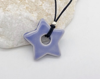 Collar de estrella azul y violeta, gargantilla de cordón negro y cuentas de cerámica griega