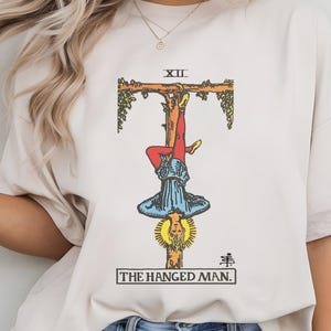 Maglietta con i Tarocchi dell'Impiccato, colori comodi, atmosfera stregonesca, Tarocchi di Rider Waite, abbigliamento mistico, regalo per lettore di tarocchi, stile boho, maglietta da strega