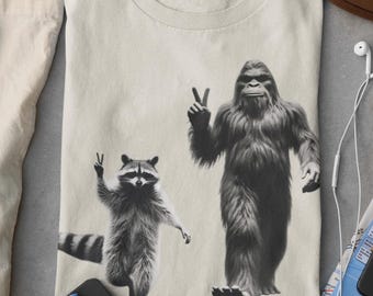 Comfort Colors Bigfoot and Raccoon Friends T-shirt, Zabawna koszulka Raccoon, Zabawna koszulka Sasquatch, Koszulka Vintage Graphic Peace, Prezent urodzinowy