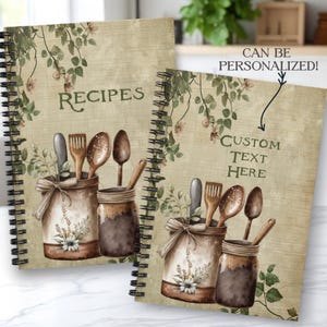 Pode incluir: Dois cadernos de receitas com espiral com um design vintage. As capas apresentam ilustrações de utensílios de cozinha em potes, detalhes florais e a palavra "RECIPES". Um caderno tem o texto "CUSTOM TEXT HERE".
