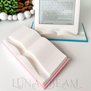 3D-utskrivet Kindle-stativ med öppen bok | E-läsarhållare | Bokinspirerad skrivbordsdekoration | Kindle-stativ | Läspresent | Bokhylleestetik