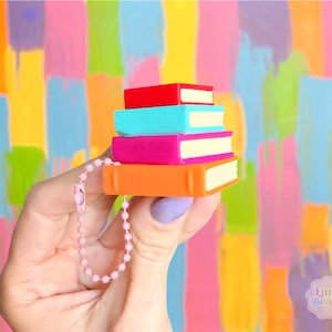 Op de afbeelding: Een set van drie witte keramische vazen in verschillende maten en vormen. De vazen hebben een matte afwerking en een gestructureerd, geribbeld ontwerp. Ze staan op een neutrale ondergrond.