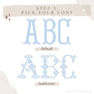 K&ouml;nnte beinhalten: Bild mit zwei Schriftoptionen, "fishtail" und "heirloom", in hellblauer Kreuzstichoptik. Der Text "STEP 3: PICK YOUR FONT" steht oben. Der Markenname "BRUSH & BOW" steht unten.