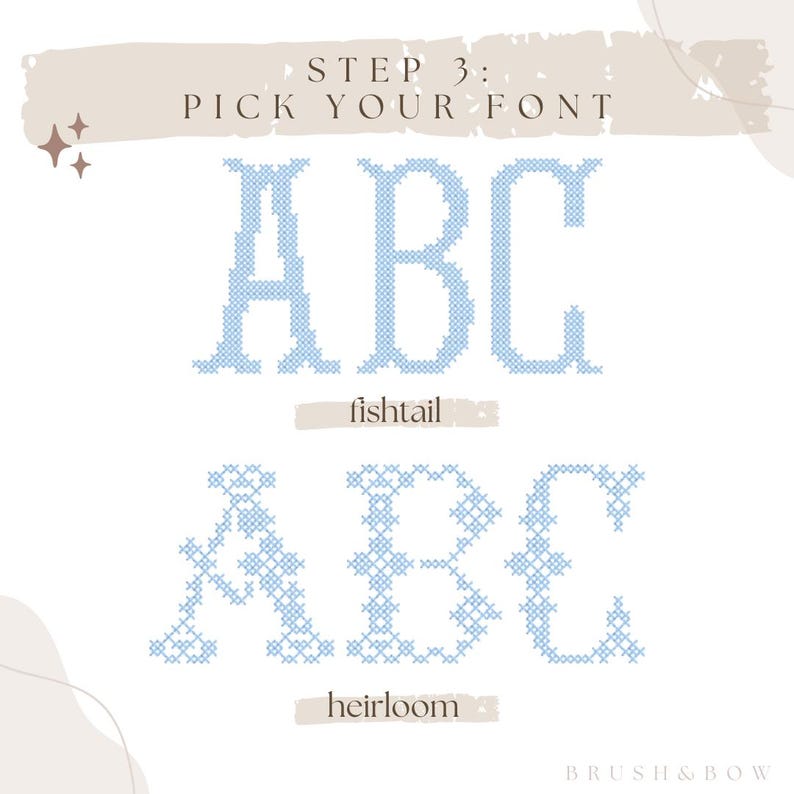 K&ouml;nnte beinhalten: Bild mit zwei Schriftoptionen, "fishtail" und "heirloom", in hellblauer Kreuzstichoptik. Der Text "STEP 3: PICK YOUR FONT" steht oben. Der Markenname "BRUSH & BOW" steht unten.
