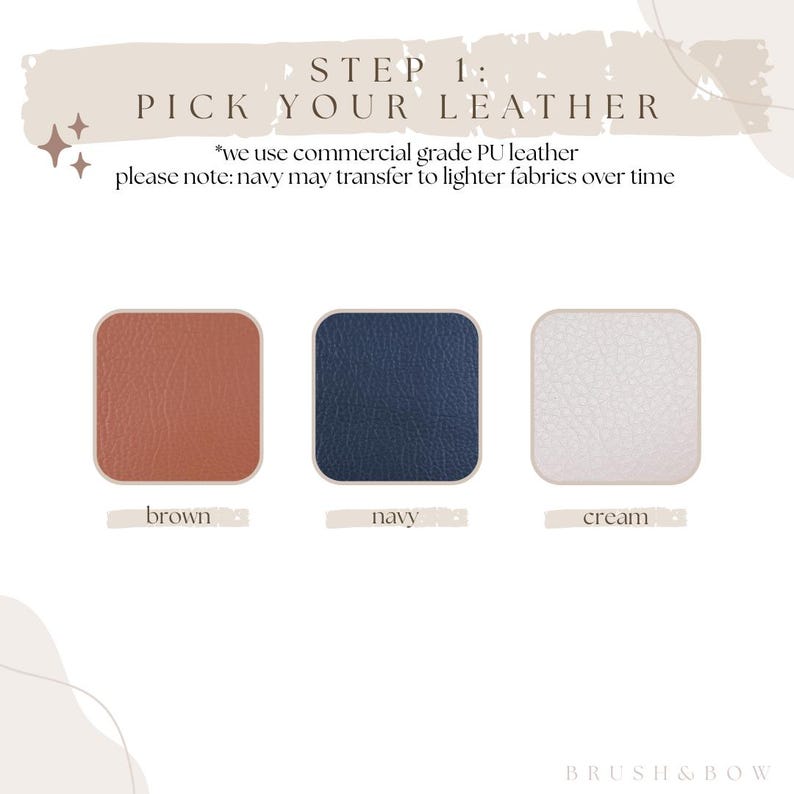 K&ouml;nnte beinhalten: Das Bild zeigt drei quadratische Lederst&uuml;cke in den Farben Braun, Marineblau und Creme. Der Text lautet: &bdquo;SCHRITT 1: W&Auml;HLEN SIE IHR LEDER&ldquo;. Zus&auml;tzlicher Text erkl&auml;rt die Verwendung von PU-Leder und m&ouml;gliche Farb&uuml;bertragung von Marineblau.