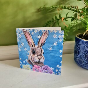 Mooie Britse Wildlife Hare bloemen wenskaart. Verjaardagskaart. Kunstafdruk