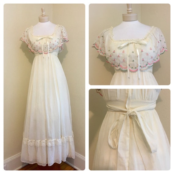 VTG 1970s Cream Floral Embroidered Scallop Peasant