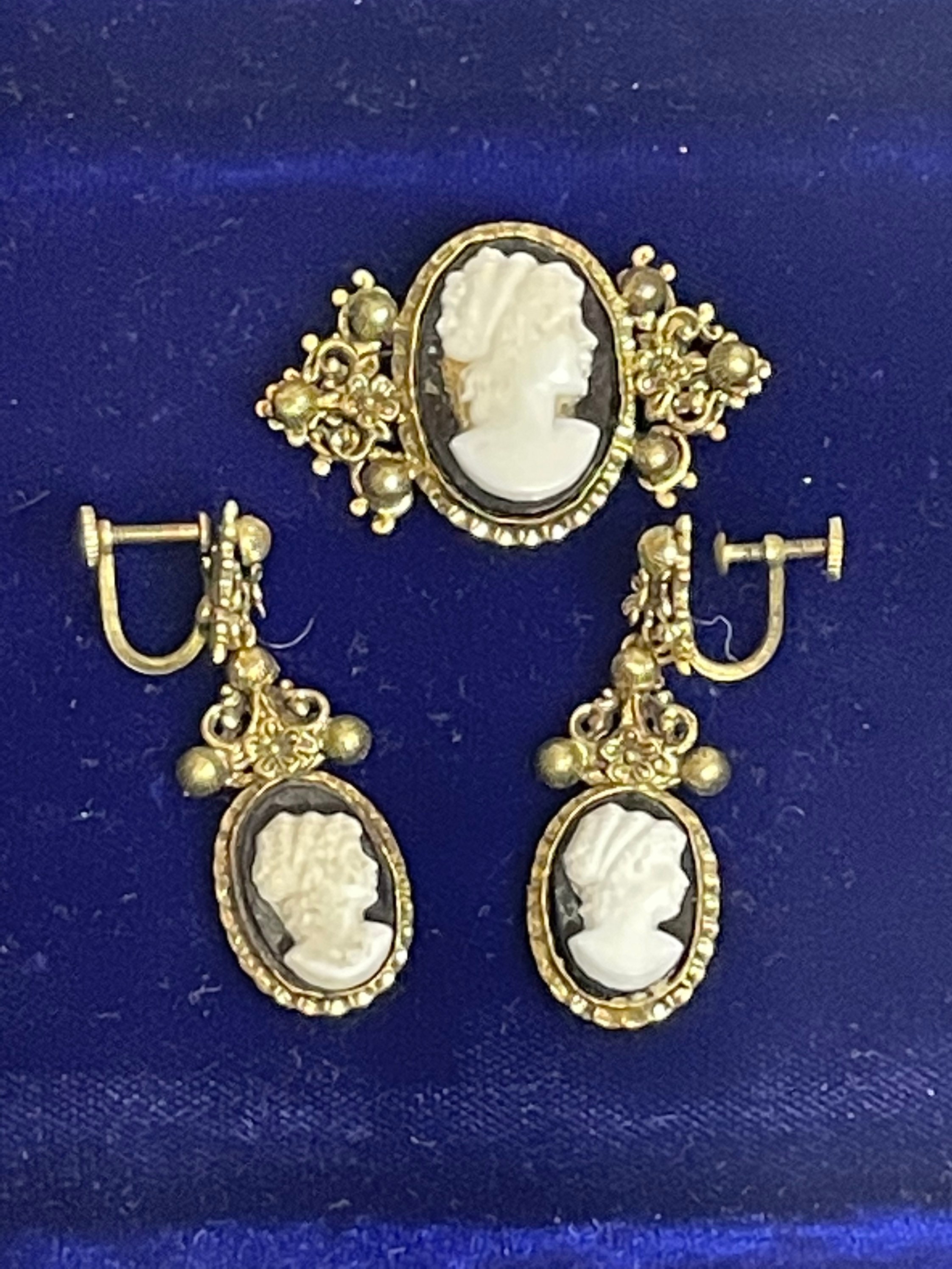 Lot De Bijoux Anciens : Broches, Boucles D'oreilles Et Pendentif Plaqué Or - Occasion