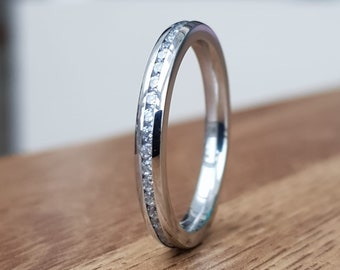 2,5 mm brede volledige eeuwigheidsring met diamanten of witte saffieren in witgoud of titanium - trouwring - verlovingsring