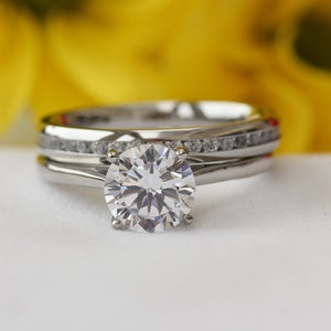 Conjunto de boda: solitario catedral de 1,5 ct con diamante artificial simulado y anillo de eternidad a juego en titanio u oro blanco.