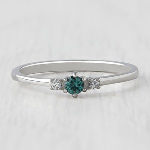 Anillo de trilogía de 3 piedras de zafiro verde natural y zafiro blanco en oro blanco o titanio - anillo de compromiso - anillo hecho a mano