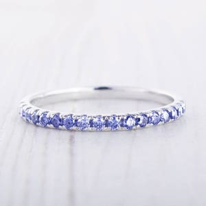 Natürlicher Tansanit 1,8 mm breiter Halb Eternity Ring aus Weißgold oder Silber - Stapelring - Ehering - handgemachter Verlobungsring