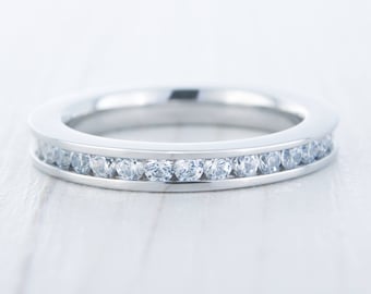 3 mm brede kunstmatige diamantsimulant volledige eeuwigheidsring / stapelring in witgoud of titanium - trouwring - verlovingsring