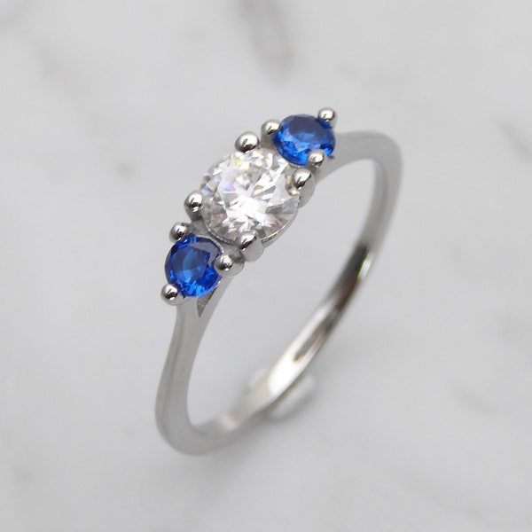 Echter Moissanit & Lab Blau Saphir Trilogy Ring in Weissgold oder Titan - Verlobungsring - handgemachter Ring