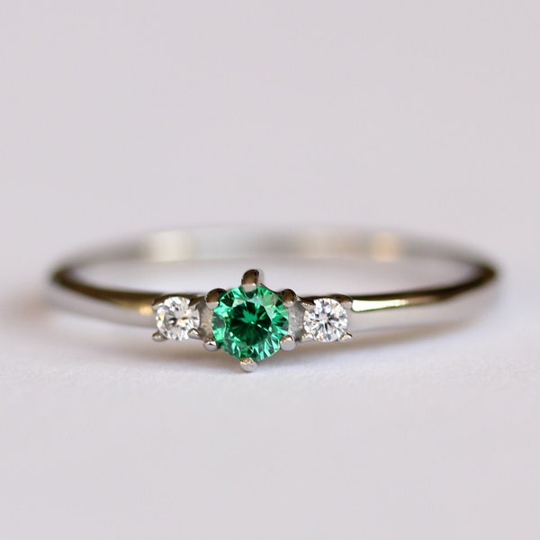 Anillo de trilogía de 3 piedras de esmeralda natural y zafiro blanco en oro blanco relleno o titanio - anillo de compromiso - anillo hecho a mano