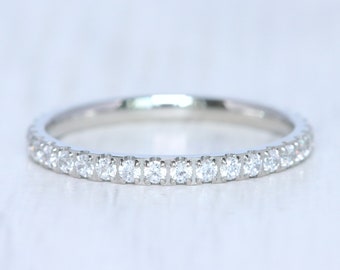 2 mm brede Moissanite Full Eternity-ring in titanium of witgoud gevuld - stapelring - trouwring - handgemaakte verlovingsring