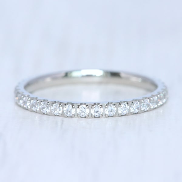 2 mm breiter Moissanit Voll Eternity Ring in Titan oder Weißgold filled - Stapelring - Ehering - Handgemachter Verlobungsring