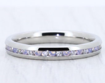 Anillo de eternidad completo / anillo apilable de ópalo natural y zafiro blanco de laboratorio de 3 mm de ancho en oro blanco o titanio - Alianza de boda - Anillo de compromiso