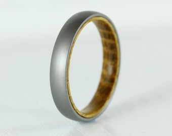 Bague de mariage en titane et bois de baril de whisky de 4 mm pour hommes et femmes