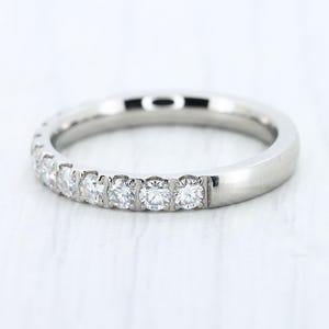 3 mm brede Moissanite Half Eternity-ring van titanium, witgoud of zilver - stapelring - trouwring - handgemaakte verlovingsring