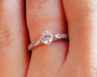 Solitaire verlovingsring met door de mens gemaakte diamantsimulanten - Verkrijgbaar in witgoud of sterling zilver - handgemaakte ring