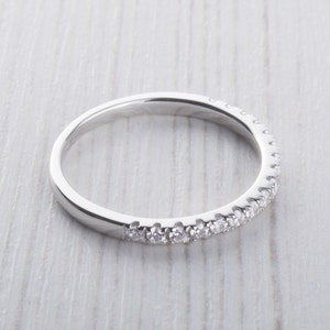 1,8 mm brede Moissanite Half Eternity ring in titanium, wit goud of zilver stapelring trouwring handgemaakte verlovingsring afbeelding 3