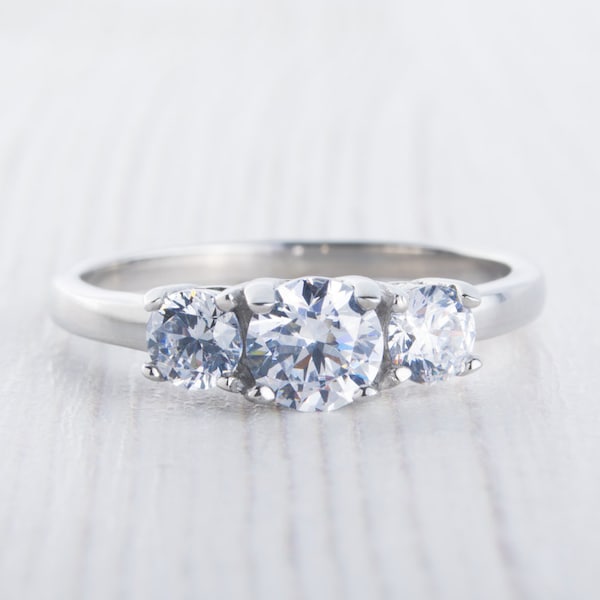 Man Made Diamond Simulant 3 stenen trilogie ring, verkrijgbaar in sterling zilver, wit goud of titanium - verlovingsring - trouwring