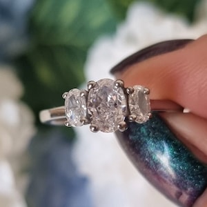 Crushed ICE CUT Simulierter Diamant Oval Eisschliff 3 Stein Trilogy Ring in Weissgold filled oder Titan - Verlobungsring - Handgemachter Ring