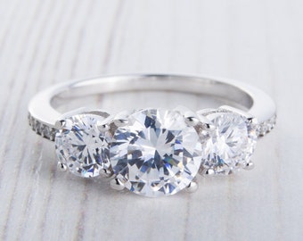 TE KOOP! Man Made Diamond Simulant Trilogy ring verkrijgbaar in wit goud of sterling zilver - verlovingsring - trouwring - zilveren ring