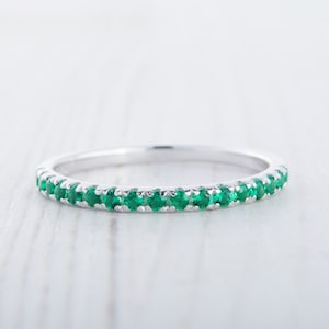Anel empilhável Half Eternity com esmeralda natural de 1,8 mm de largura em titânio, ouro branco ou prata - anel empilhável - aliança de casamento - anel feito à mão