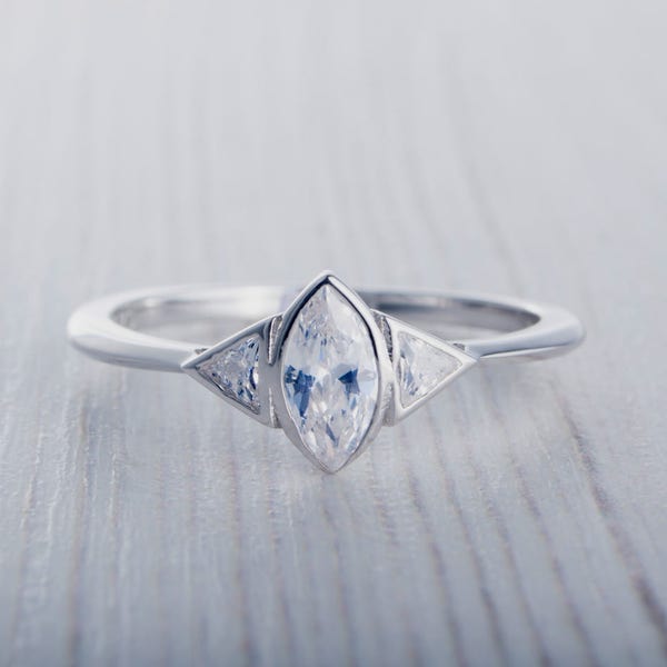 TE KOOP! Marquise en Trillion cut Man Made Diamond Simulant ring - Verkrijgbaar in wit goud of sterling zilver - handgemaakte verlovingsring