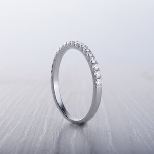 1,8 mm brede Moissanite Half Eternity ring in titanium, wit goud of zilver stapelring trouwring handgemaakte verlovingsring afbeelding 6