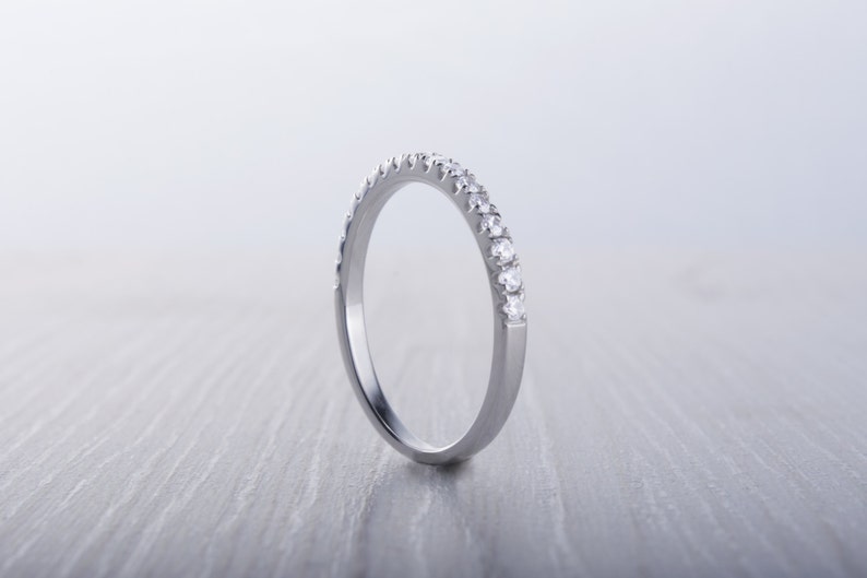 1,8 mm brede Moissanite Half Eternity ring in titanium, wit goud of zilver stapelring trouwring handgemaakte verlovingsring afbeelding 6