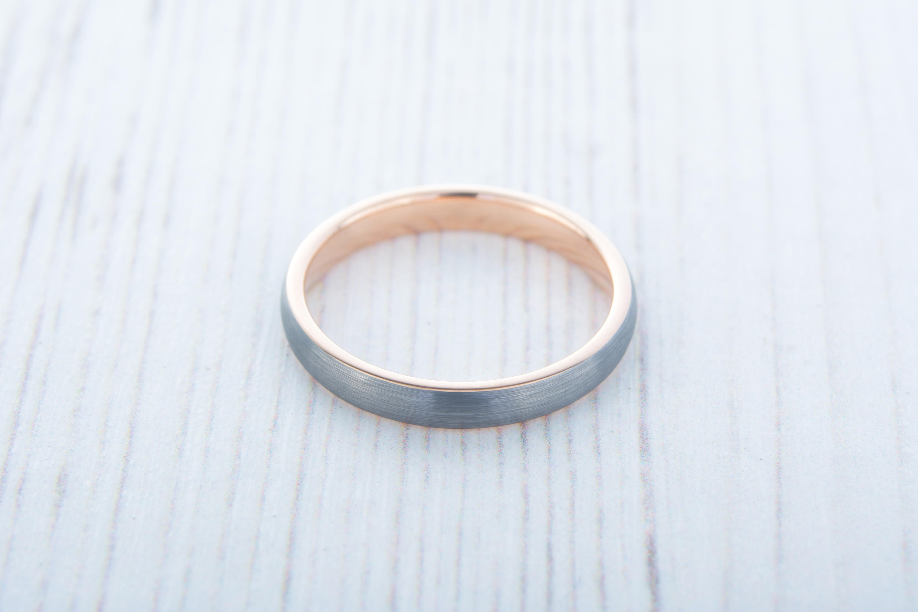 Fedi nuziali in oro rosa 14K e titanio spazzolato da 4