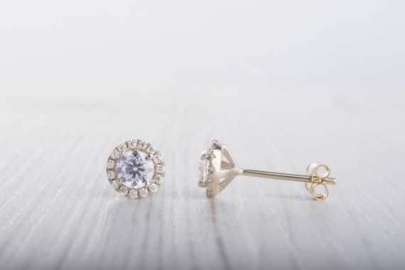 Solid Yellow Gold and Man Made Diamond Simulant Stud