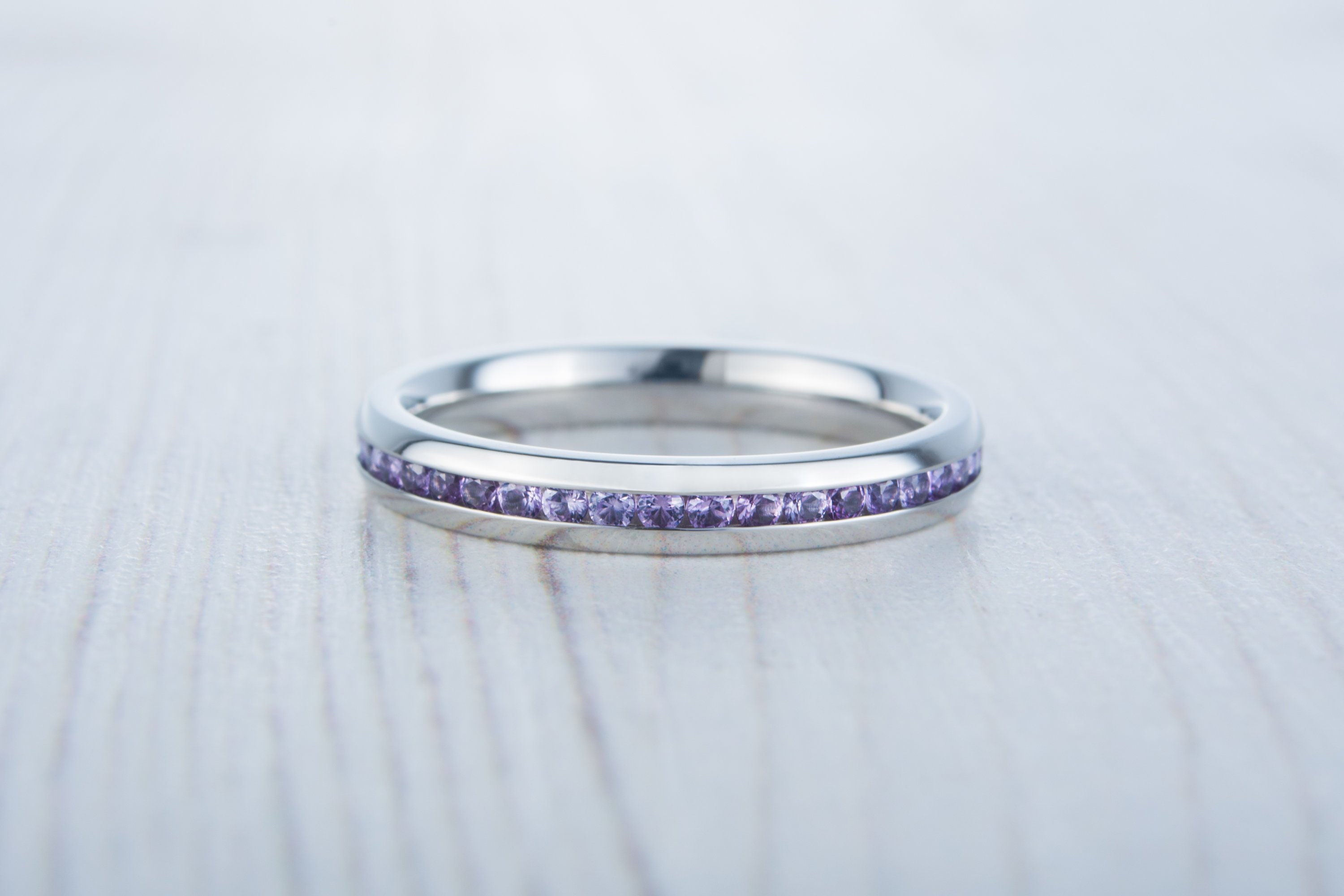 Lab Alexandrite 3 mm brede full Eternity-ring / stapelring in witgoud of titanium - trouwring - verlovingsring