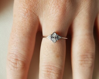 IN VENDITA! Anello Simulante Con Diamante Realizzato A Mano Con Taglio Marquise E Trillion - Disponibile In Oro Bianco O Argento Sterling - Anello Di Fidanzamento Fatto A Mano - Italia - Foto 13